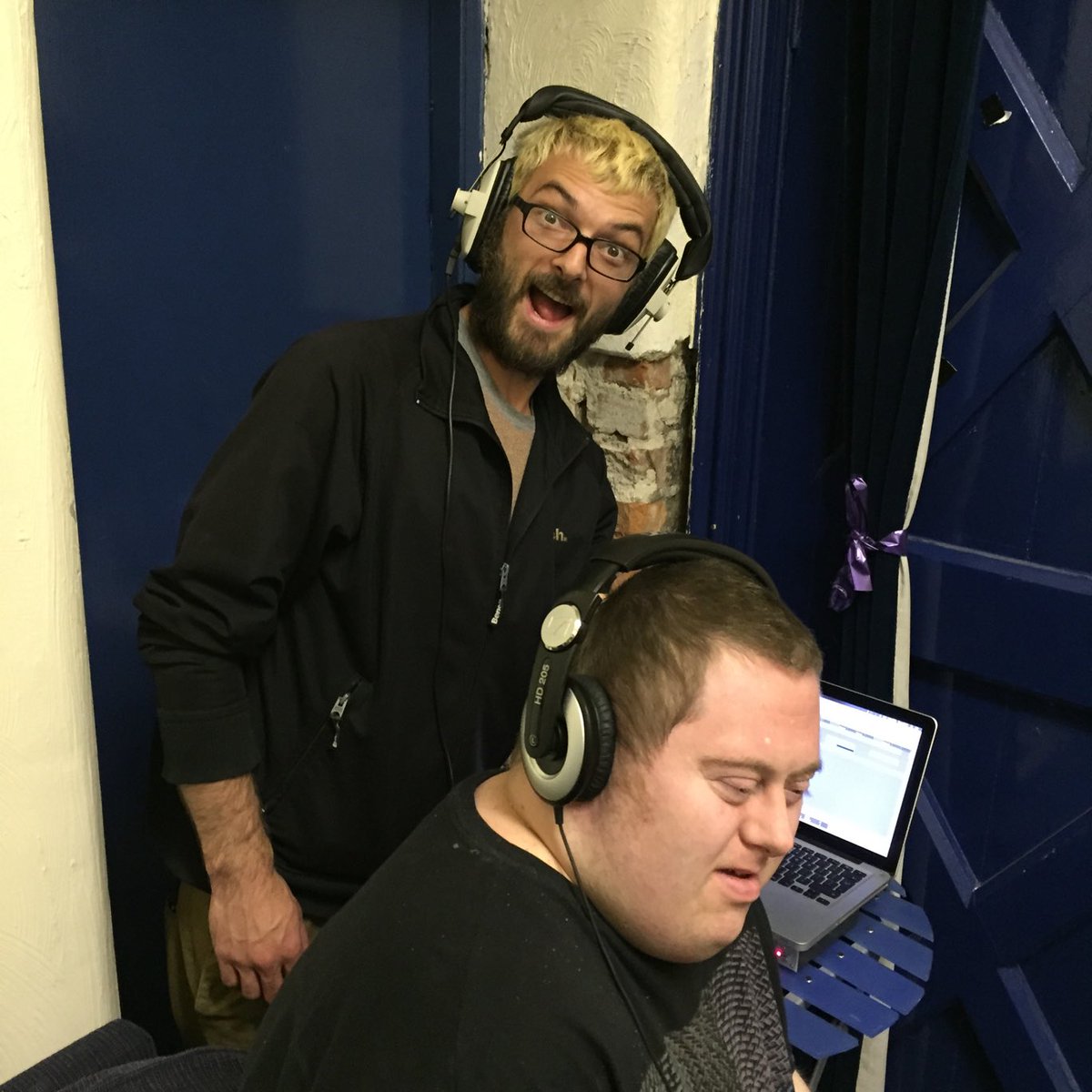 HeadwayArts's tweet image. Gorgeous session laying down our sounds with massively talented recording artist Jack Burton commissioned to Co-create a soundscape for show Earthlings #BeautifulDifference ⁦@ace_national⁩ ⁦@ace_thenorth⁩ #music #digital #inclusion ⁦@ace_dcn⁩ ⁦@TNLComFund⁩