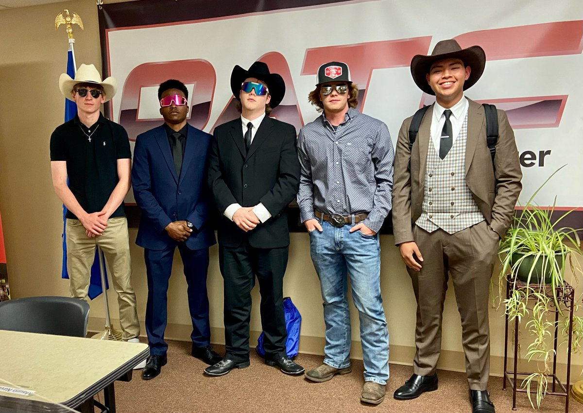 Jbarnumoatc's tweet photo. Construction trades students showed up to their mock interview day.. in style! So proud of these Roadrunners!!
#littlebitoffun
#readyforTHEIRfuture
@RoadrunnersOATC @amclainoatc1
@OlatheCTE https://t.co/TS5oqp9Cso