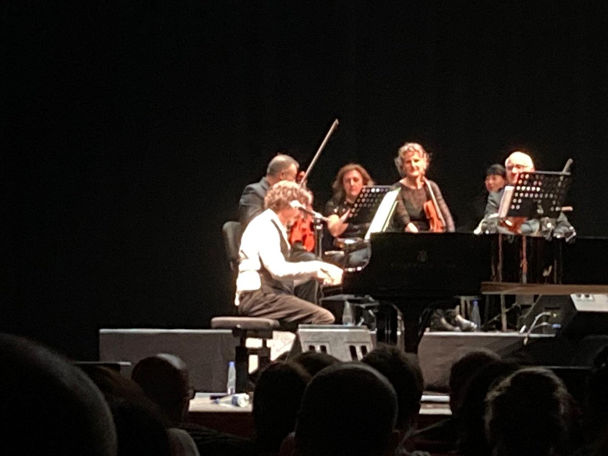 giorgiansa's tweet photo. Sergio Cammariere con i suoi musicisti e orchestra. Una ventina di professionisti eccellenti sul palco. Un trionfo all'Auditorium Parco della Musica Ennio Morricone di Roma. La musica è viva ma la qualità non abbonda spesso in radio né in TV né, ahimè, a Sanremo @Cammarieremusic https://t.co/m8ayTzcE7p