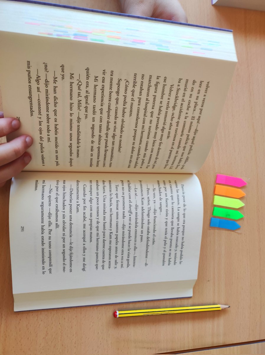 garrilengua's tweet photo. Hoy, durante la hora de lectura en #2ESO, algo me llamó la atención. Varias alumnas han creado un código con pos-it: rosa-romántico, azul-triste, verde-divertido... Al terminar los libros los intercambian, comentan, etc. #recomendaciónentrepares #caráctersocialdelalectura https://t.co/T32rcZcgeP