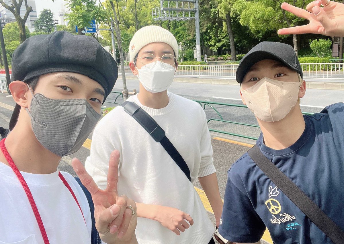 MyohnCi's tweet photo. 日本の標識がバックにある違和感半端ないついケーポドル達が日本に来ていると実感 https://t.co/KIkaBCnfbH