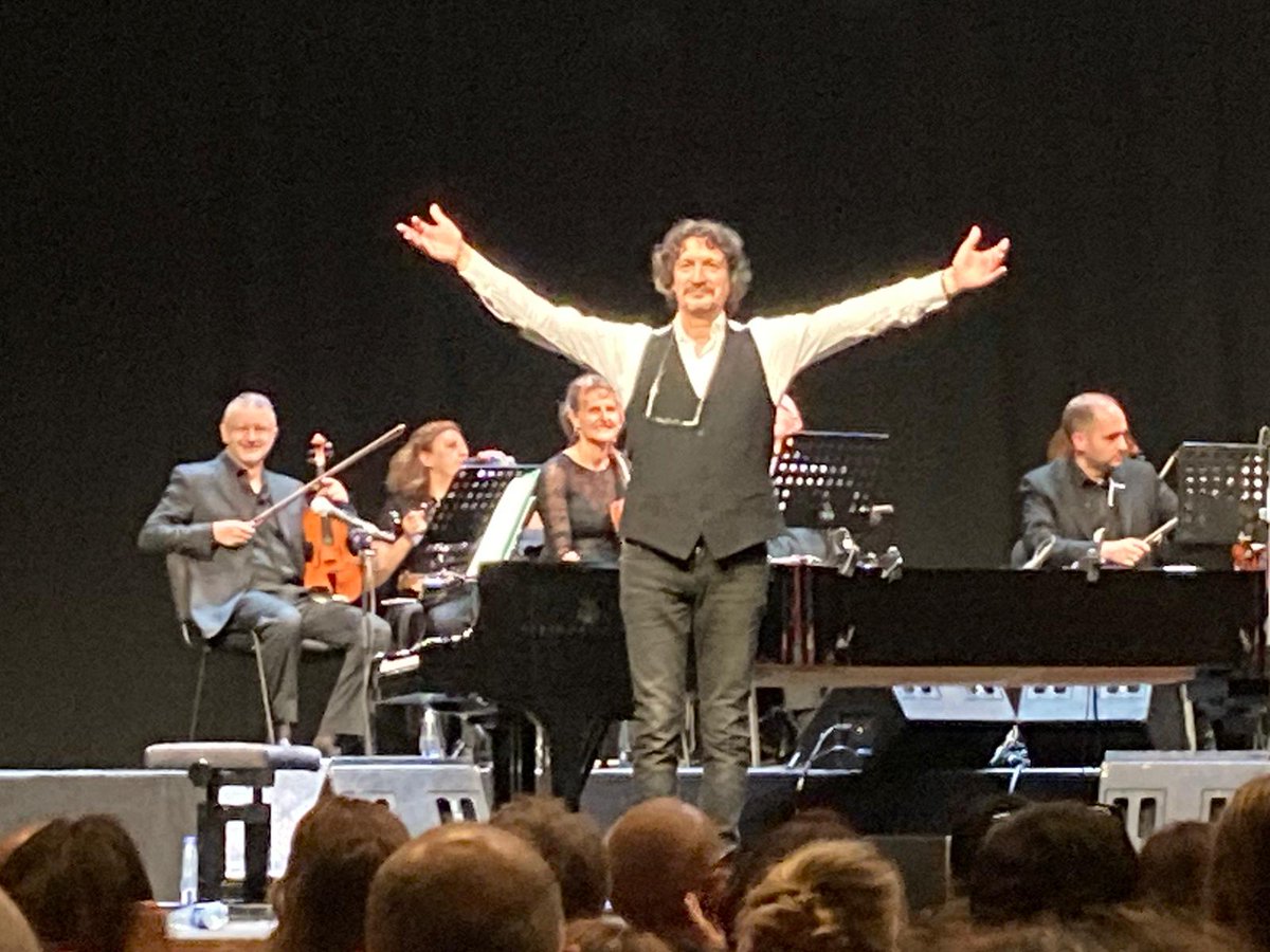 giorgiansa's tweet photo. Sergio Cammariere con i suoi musicisti e orchestra. Una ventina di professionisti eccellenti sul palco. Un trionfo all'Auditorium Parco della Musica Ennio Morricone di Roma. La musica è viva ma la qualità non abbonda spesso in radio né in TV né, ahimè, a Sanremo @Cammarieremusic https://t.co/m8ayTzcE7p