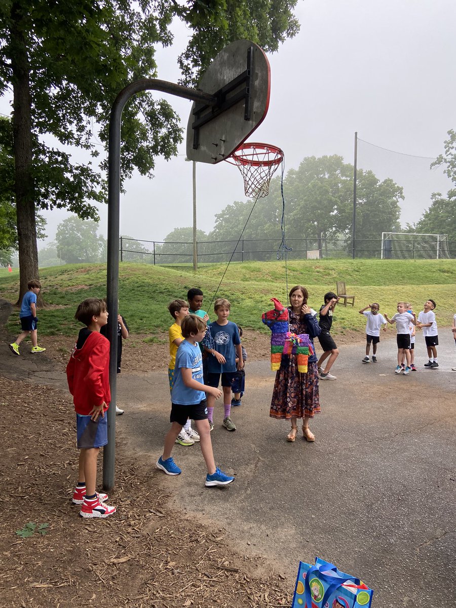 pds_5S's tweet photo. PD 5th graders help the kindergartners hang their piñata. #pdschargers https://t.co/jqMVckc864