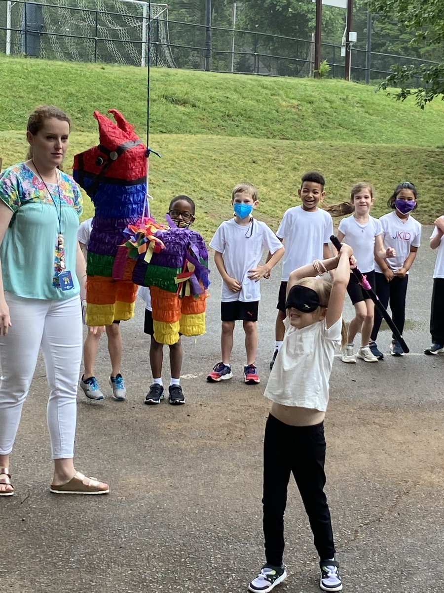 pds_5S's tweet photo. PD 5th graders help the kindergartners hang their piñata. #pdschargers https://t.co/jqMVckc864