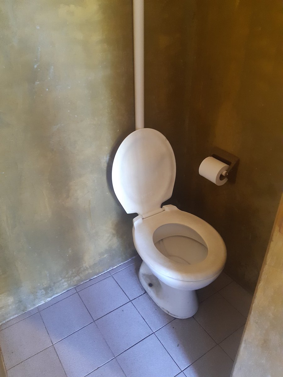 Tomynej's tweet photo. Baño de hombres después del mismo día. https://t.co/lFtvpw91H9