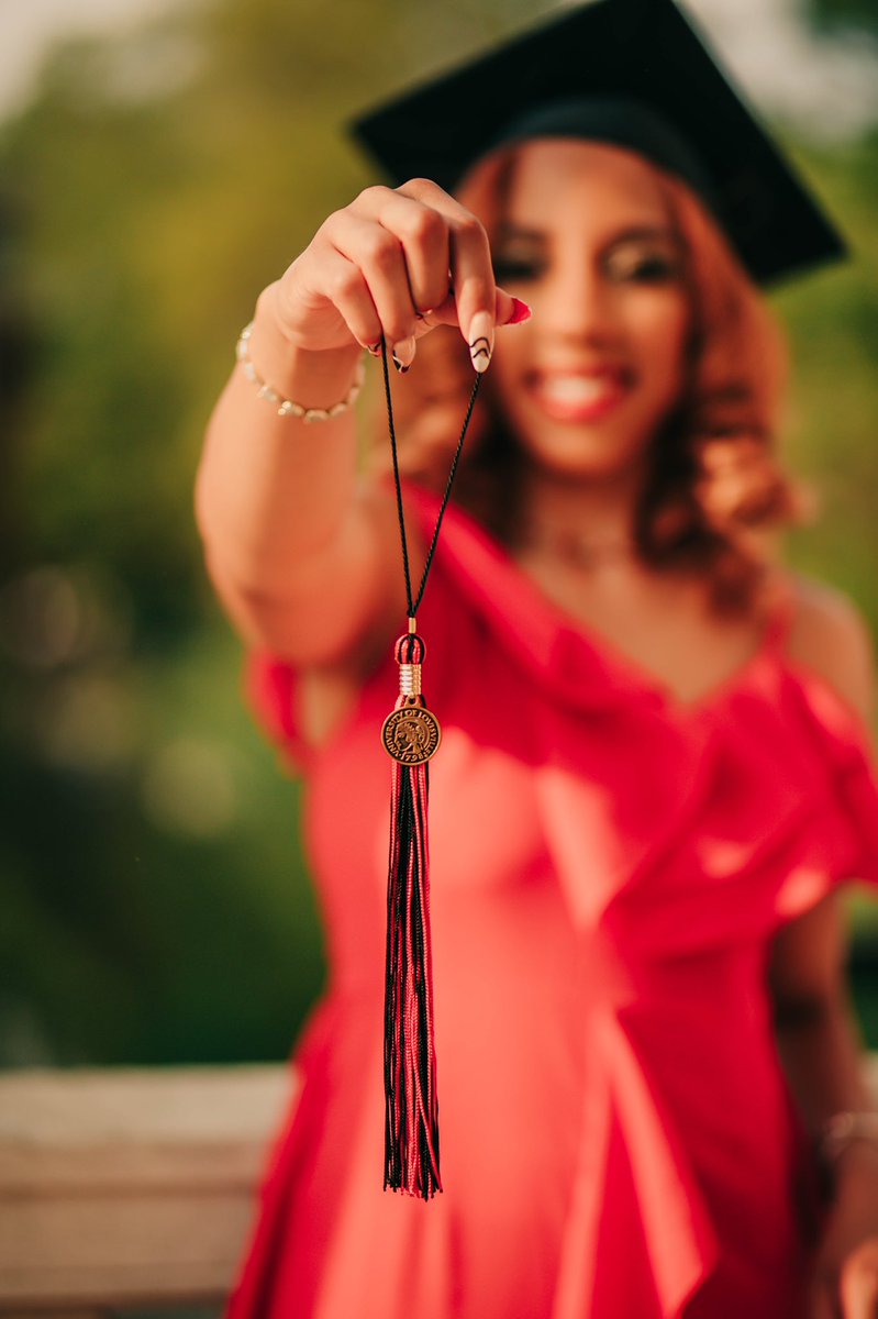 chlolabriee's tweet image. This degree holds a lot of weight! #ExerciseScienceMajor 👩🏽‍🎓