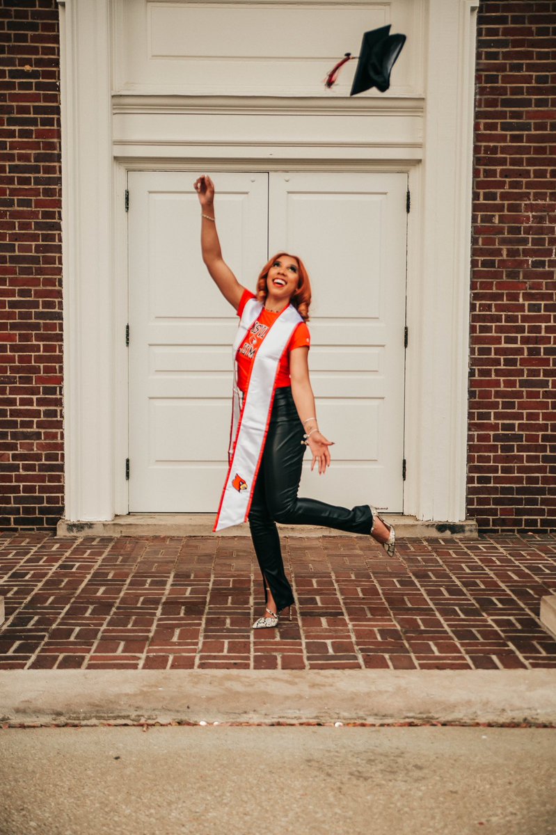 chlolabriee's tweet image. This degree holds a lot of weight! #ExerciseScienceMajor 👩🏽‍🎓