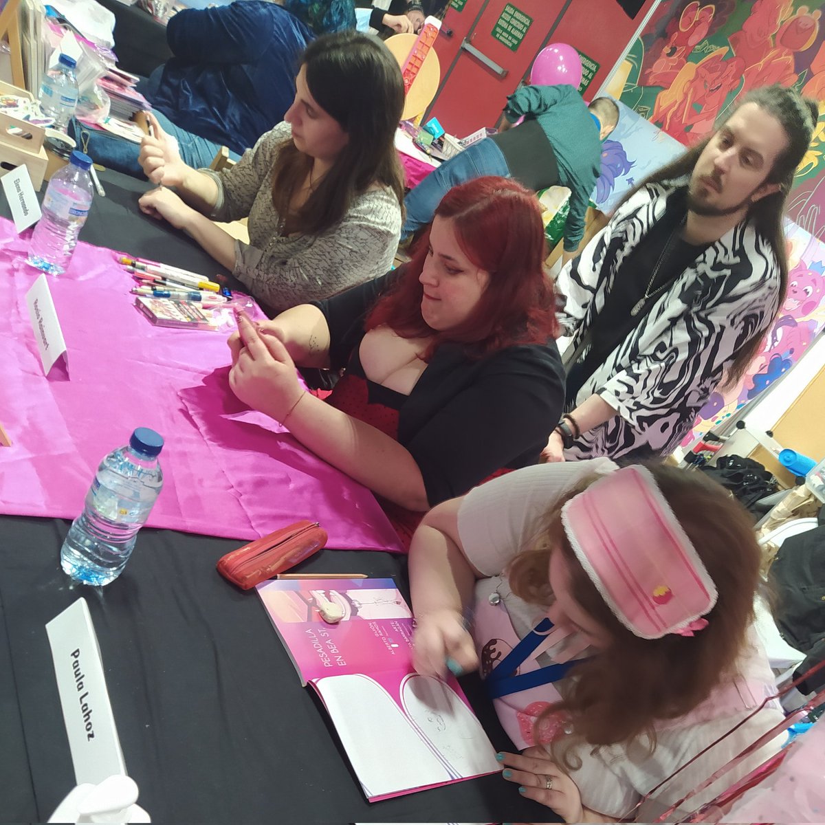 sextories's tweet photo. Empiezan las firmas de @rociorainv @AbbieKinky y #ElenaHernando 🥰 https://t.co/iiwPZoau8S