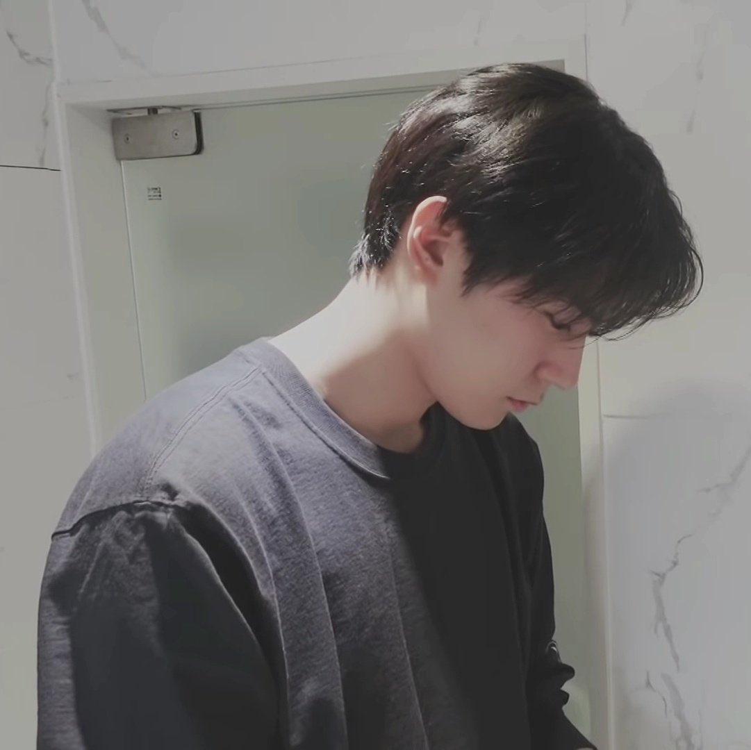 qqkdxh's tweet photo. 박서함 나혼산 나와서
유리문에 시트지 붙인 썰 푸는 상상...
나혼산 정권지르기갑니타.。 https://t.co/TacSPvNZGI