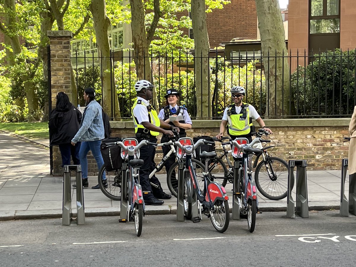 th_crime_watch's tweet photo. Helping @BakerStreetQ @MPSMarylebone leafletting about #streetrobbery + weapons sweep https://t.co/4OFUGXxZhC