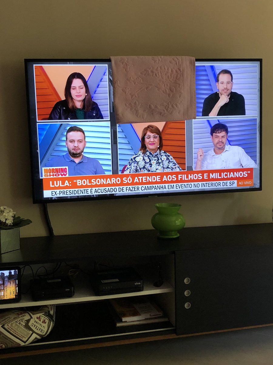 manifati's tweet photo. Assim eu assisto o  #morningshow https://t.co/HQgURR7dzJ