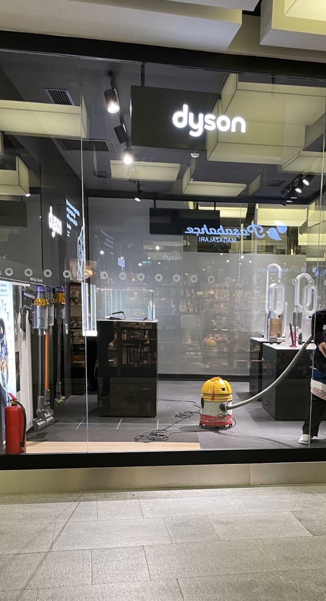 SacliAtakan's tweet photo. Sen 10BİN ₺’ye  DYSON satarsın,
temizliğine 500 ₺’lik CONTİ gelir 🤗 https://t.co/ZeGnuwjHum