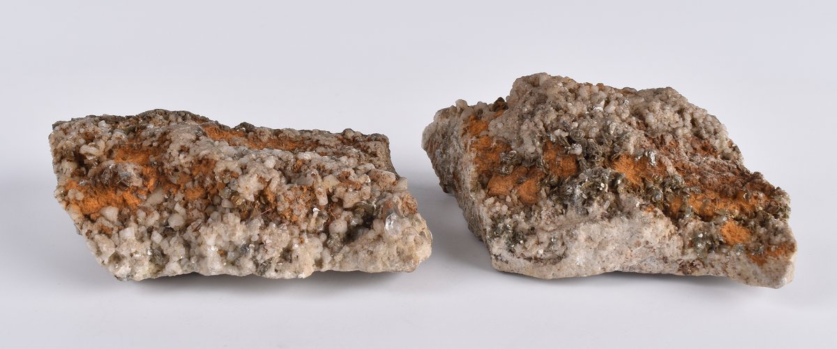 Goethe_Rocks's tweet photo. #MonatdesFeldspats

Inv. Nr.: GNG 00401
Hist. Präsentationstitel: #Mineralien-#Sammlung, Cristali Feldspati aggregati cum Mica St. #Gotthard
Gewicht: 159,87g
Sammler: #Goethe 

Gesteinsbruchstück mit weißen #Adular-Kristallen +Hellglimmerrosetten+Bergkristalle+limonitischer Belag https://t.co/1j8PGvhjMo