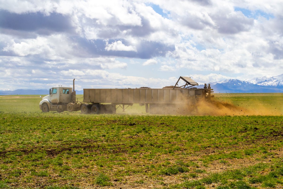 WinnemuccaFarms's tweet photo. one critical step in our journey to regenerate the future of food.
#compost #compostweek #organic #soilhealth #regenerativeagriculture #nevada #farming #agriculture #soil #compostspreading #soilamendment https://t.co/OQMMGBis3i