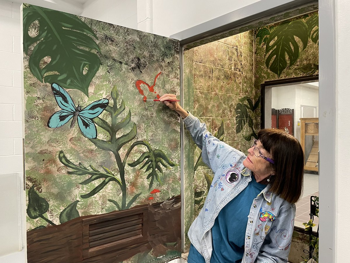 SRC_CyFairISD's tweet image. No, we don’t put volunteers in cages. 😉 Our fabulous volunteer Maya is showing off her painting skills to spruce up our Blue Tongue Skink enclosure. Bluey will be very happy. ❤️