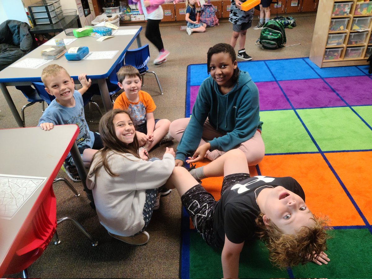 HmeCounselor's tweet photo. HME Student Council and 1st &amp; kinder friends working to master tying shoes.
@HmeCounselor #HMEProud #CardinalsHaveCharacter https://t.co/zaBFCdTARb