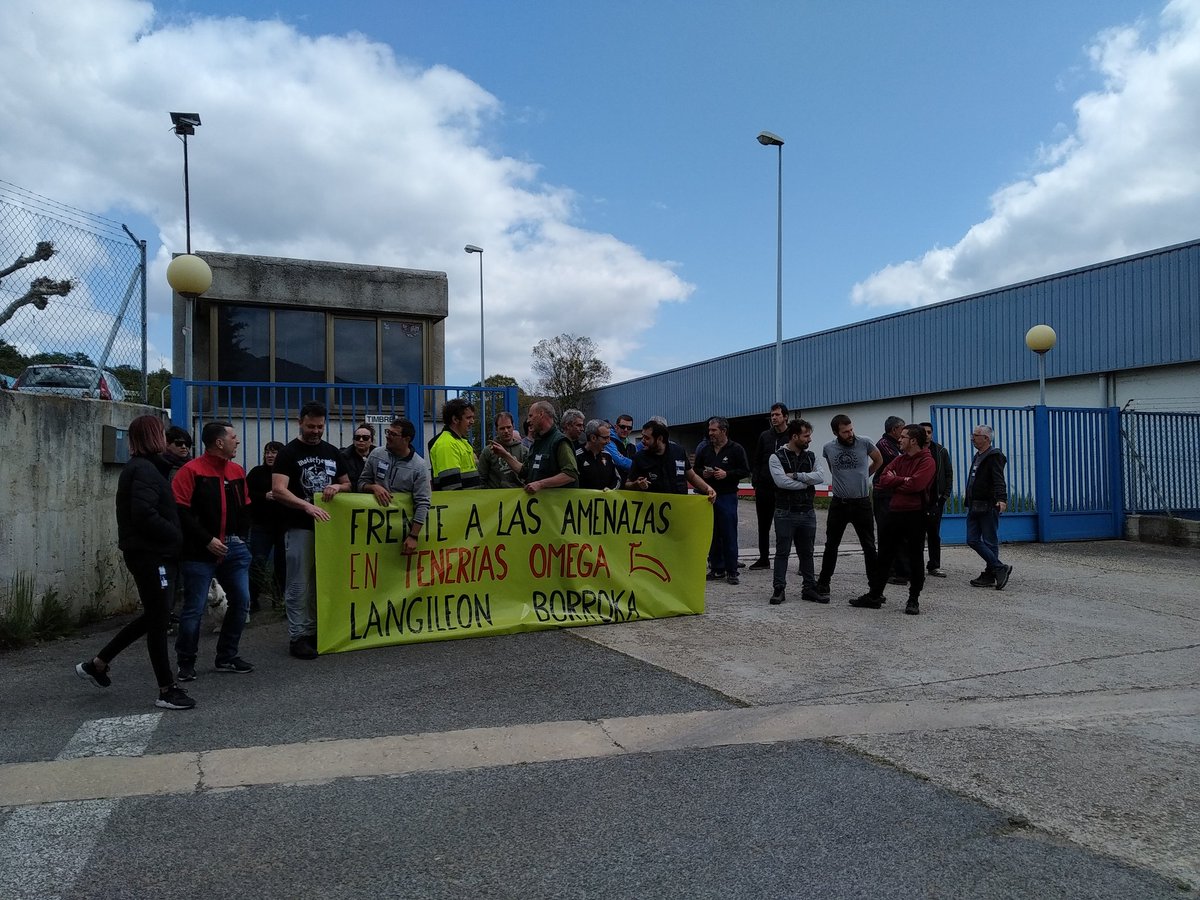 LAB_Lizarraldea's tweet photo. Ederra langile eta sindikatuaren urjentziazko emandako erantzuna Tenerias Omegaren lantegian (bilatortan). 
Gran respuesta de la plantilla y comunidad sindical de LAB hoy frente a las amenazas e intimidaciones de la Dirección de Tenerias Omega. 
Nos tendreis en frente!!! https://t.co/AuYf1RsAG0