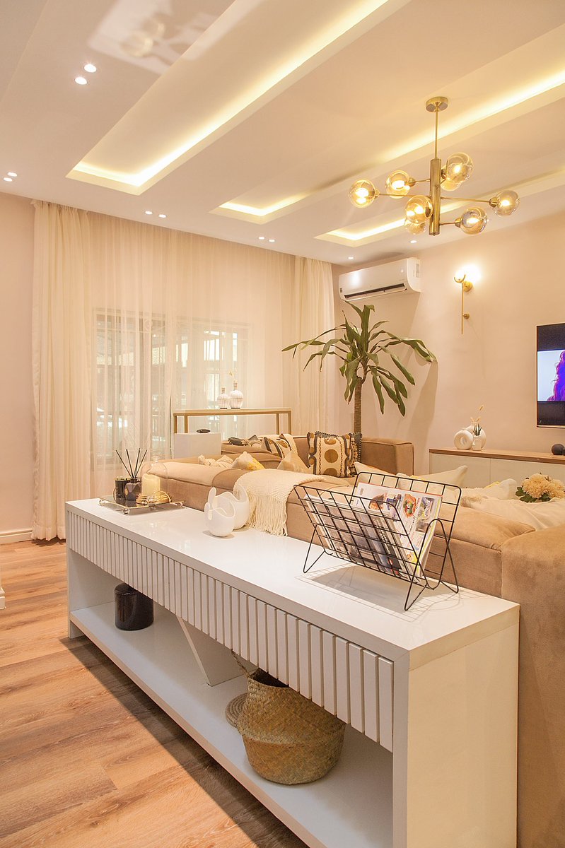 Elkrosmediahub's tweet photo. Let me even do a fresh thread of that house in Lekki Gardens.

LOCATION -• Lekki Gardens Phase 2, by Abraham Adesanya traffic light, Lagos
APARTMENT -• Three bedroom semi detached duplex
PRICE -• N120million only.

Living room. https://t.co/R5bJW8HLEJ