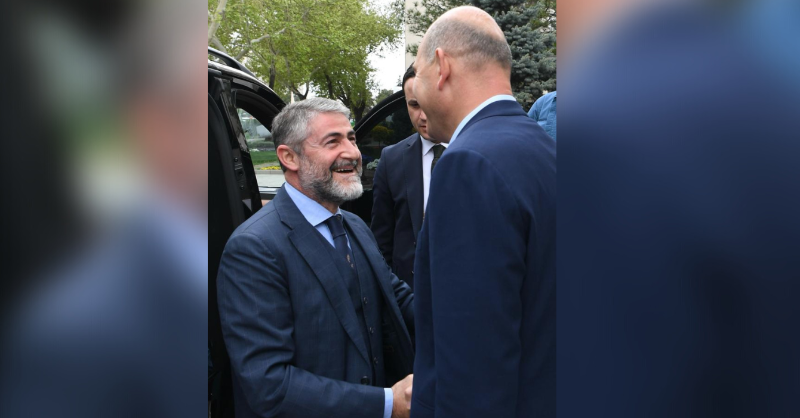 halktvcomtr's tweet photo. Ümit Özdağ'dan Soylu'ya moral vermeye giden Nebati'ye:

"Gözlerine baktın mı?"