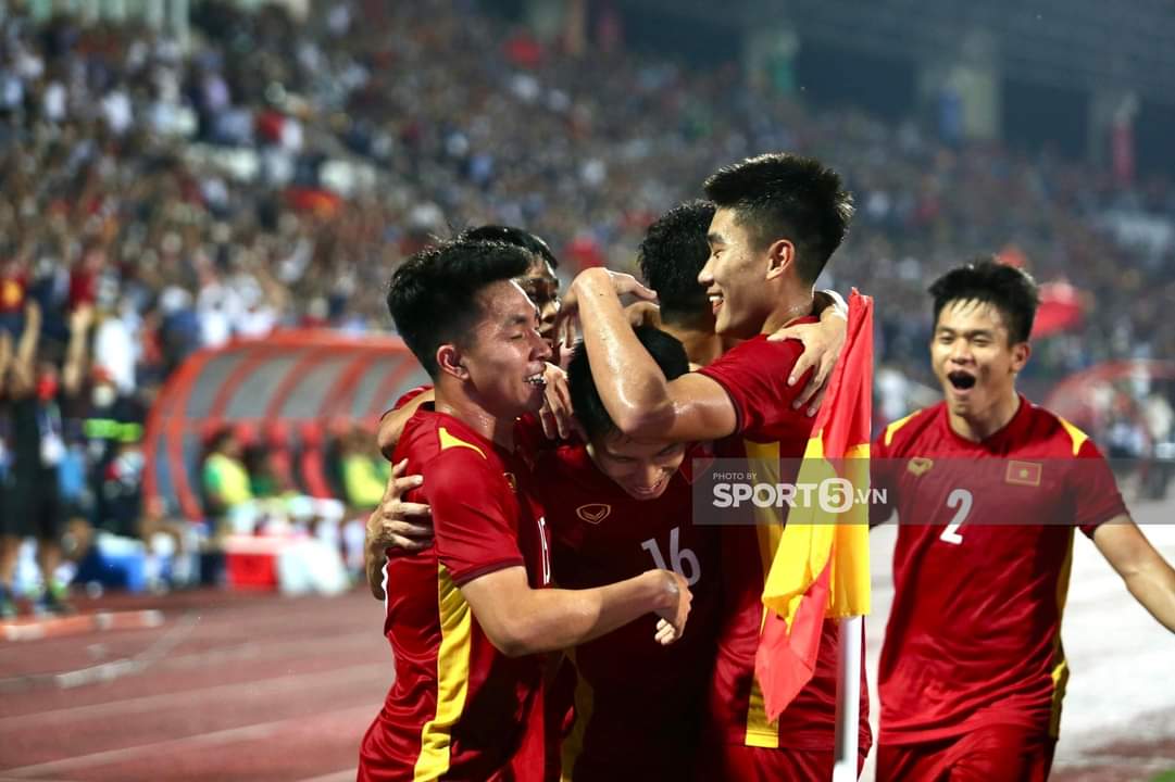 FanpageU23vn's tweet photo. Kết thúc trận đấu tại bảng A SEA Games 31 ngày hôm nay, đội tuyển U23 Việt Nam đã giành chiến thắng trước đội tuyển U23 Indonesia với tỷ số 3-0. Xin chúc mừng đội tuyển U23 Việt Nam 🇻🇳🇻🇳

Cre pic: https://t.co/al7Hc92ilq https://t.co/877K1C8aXW