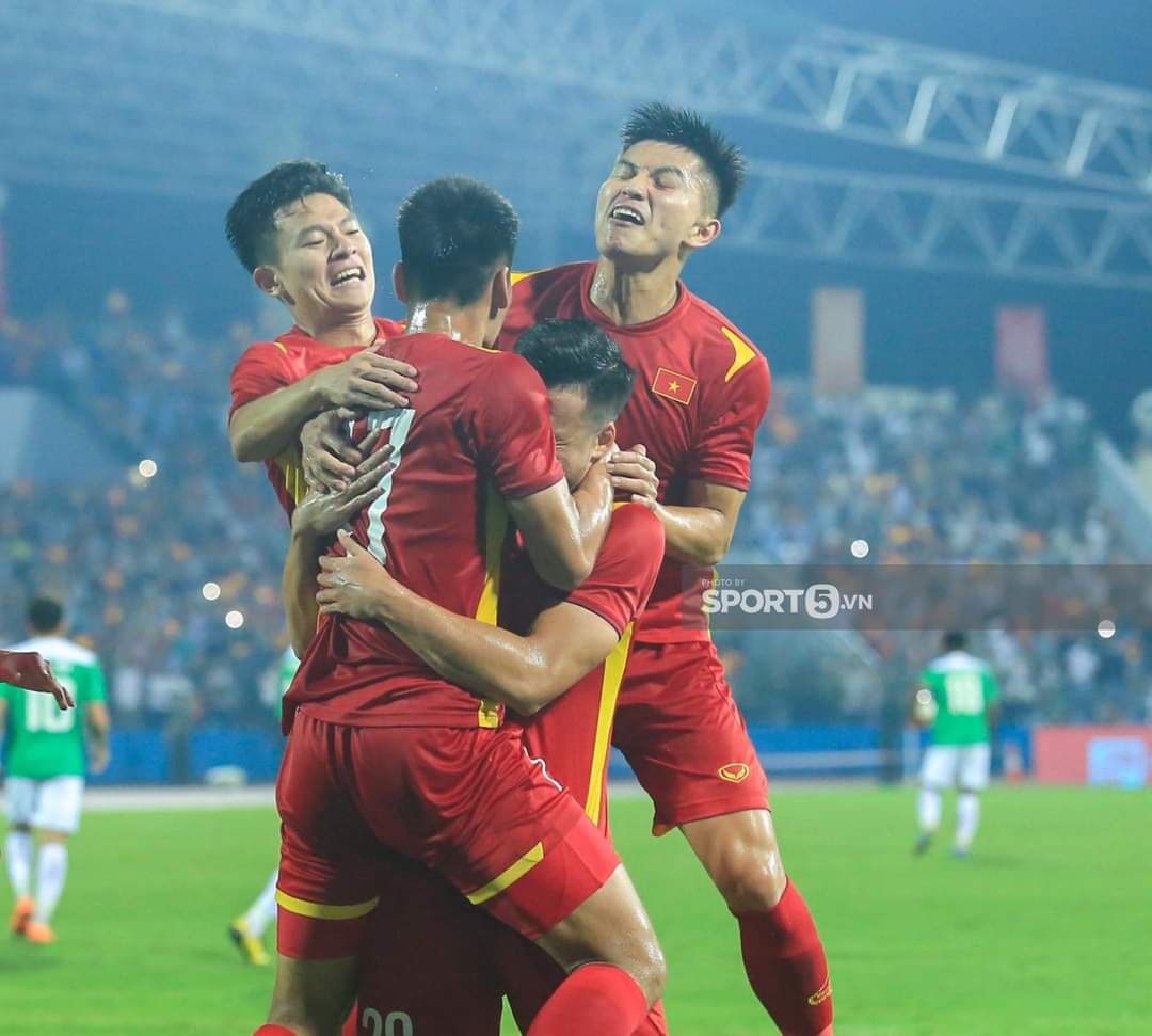 FanpageU23vn's tweet photo. Kết thúc trận đấu tại bảng A SEA Games 31 ngày hôm nay, đội tuyển U23 Việt Nam đã giành chiến thắng trước đội tuyển U23 Indonesia với tỷ số 3-0. Xin chúc mừng đội tuyển U23 Việt Nam 🇻🇳🇻🇳

Cre pic: https://t.co/al7Hc92ilq https://t.co/877K1C8aXW