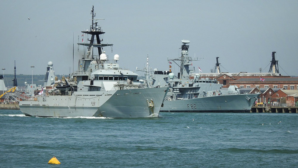 NavyLookout's tweet photo. .@hms_tyne outbound from Portsmouth  this afternoon - passing @HMSSomerset

Via @scottyc298 https://t.co/nU2POxQlsM