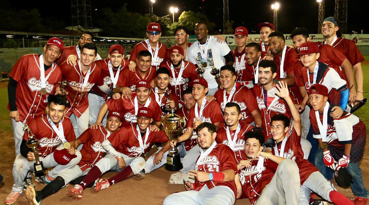 Canal4TCS's tweet photo. 🏆¡CAMPEONES DE LA LNB!⚾️🏆
Las Águilas de la UTEC levantaron la #CopaFESA2022 al vencer 8-7 en el sexto juego a los Nacionales (4-2 en el playoffs final).
Esta es la séptima ocasión en la historia de los universitarios como campeones de la @LNB_SV.
📸 INDES https://t.co/gqZrzfn6P0
