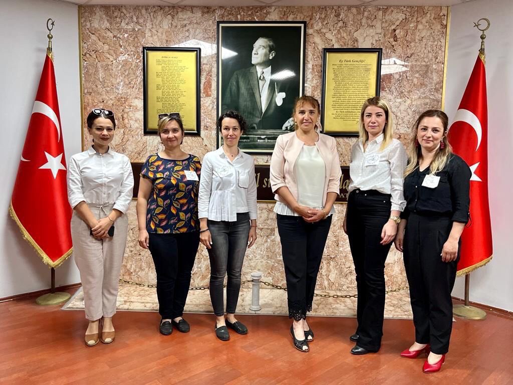 İlçe Milli Eğitim Müdürümüz Sayın Sibel Kısa’ yı ziyeret ederek kendisine GREEN ACT Projesi kapsamında öğrencilerimizin hazırladıkları tohum toplarından ve geri dönüşüm saksılardan hediye ettik. Destekleri için teşekkür ederiz. <a href="/sibelkisaerbaa/">Sibel Kısa</a> <a href="/MarmarisMem/">Marmaris İlçe Millî Eğitim Müdürlüğü</a> <a href="/GreenAct_/">Green Act</a> <a href="/etwmarmaris/">eTwinning Marmaris</a>