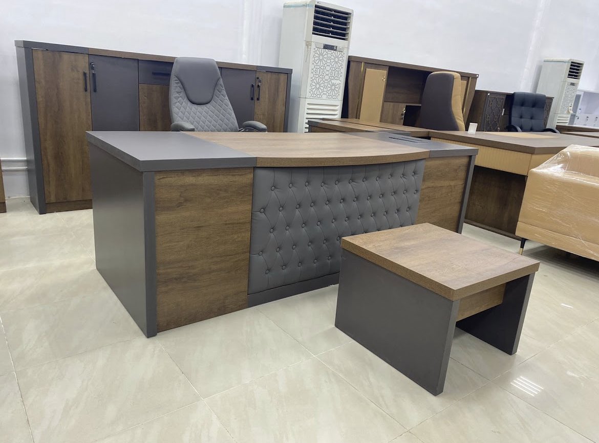 عالم القلعة، أثاثهم شوي كلاسيكي، نادر تكون في قطع مختلفة عن المعتاد