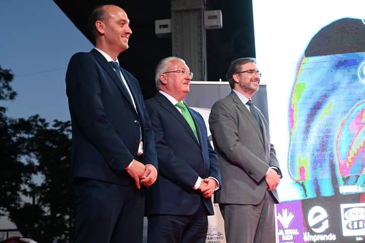 rociomolinacarr's tweet photo. ��GALA PREMIOS AJE 2022📌
Disfrutando de la entrega de premios 🏆 @AJEJAEN sobre todo, #GeneracionAlpha, donde Federico Diaz, gerente de @Clece_ Jaén hizo la entrega del premio, de esta bonita iniciativa, al @IESFernandoIII de #Martos Seguimos... #clececonlosjovenesemprendedores https://t.co/AXswAhJ81V