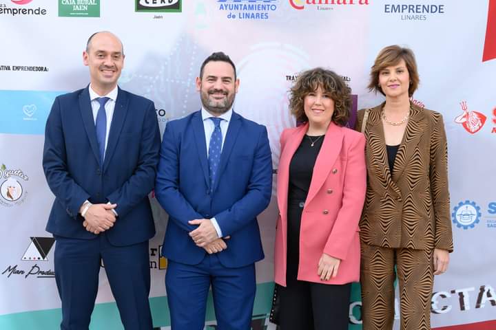 rociomolinacarr's tweet photo. ��GALA PREMIOS AJE 2022📌
Disfrutando de la entrega de premios 🏆 @AJEJAEN sobre todo, #GeneracionAlpha, donde Federico Diaz, gerente de @Clece_ Jaén hizo la entrega del premio, de esta bonita iniciativa, al @IESFernandoIII de #Martos Seguimos... #clececonlosjovenesemprendedores https://t.co/AXswAhJ81V