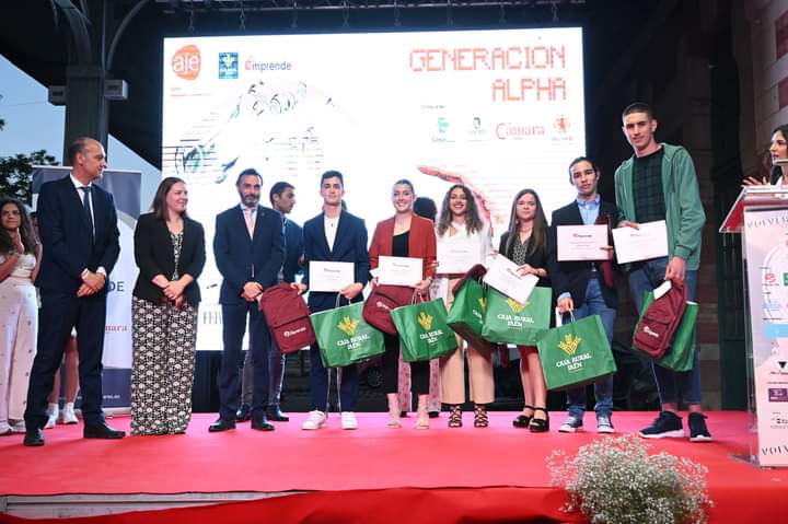 rociomolinacarr's tweet photo. ��GALA PREMIOS AJE 2022📌
Disfrutando de la entrega de premios 🏆 @AJEJAEN sobre todo, #GeneracionAlpha, donde Federico Diaz, gerente de @Clece_ Jaén hizo la entrega del premio, de esta bonita iniciativa, al @IESFernandoIII de #Martos Seguimos... #clececonlosjovenesemprendedores https://t.co/AXswAhJ81V
