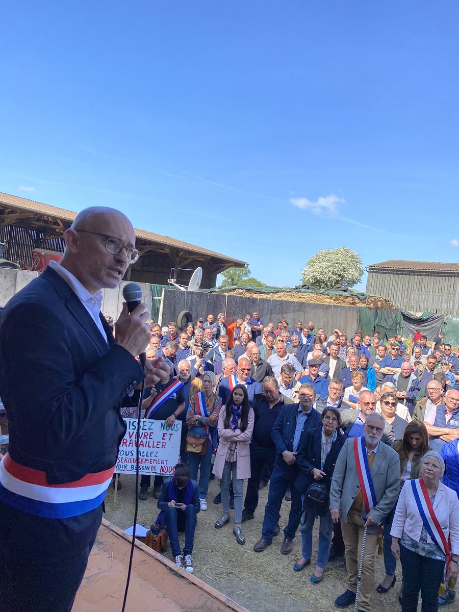 ChLambert_FICT's tweet photo. 1/2 
400 pour soutenir @vincentversch21 dans sa ferme de l’ #Oise tous très impressionnés par sa dignité face à l’inacceptable !!
10 ans de procédures alors qu’il a eu TOUTES les autorisations pour la construction de son bâtiment! 
L’ #état ne peut pas se dédire ! https://t.co/BkWMfEJ2KZ