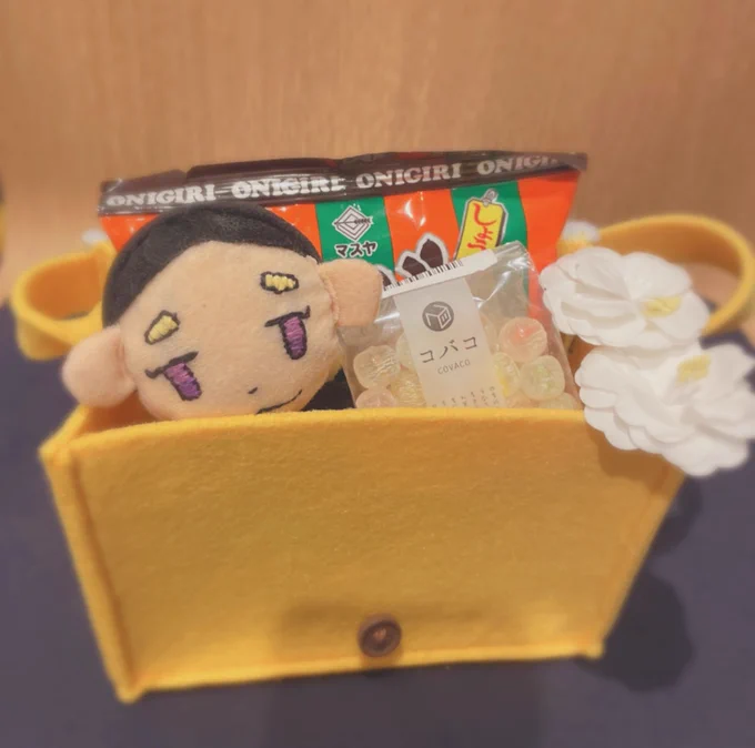 イベントですごく可愛いカバンを頂いて、通園カバン!?!?と思いながら開けたら、3月に投稿した絵のりんどう👶のカバンでした…🤦‍♀️⁉️
兄ちゃんぬいと、おにぎり(せんべい)とビー玉(飴)と、摘んだお花入ってる…😭
あまりに可愛い…ありがとうございます😭
(ぬいの頭の飾りも頂きものです😭カワ…💘) 