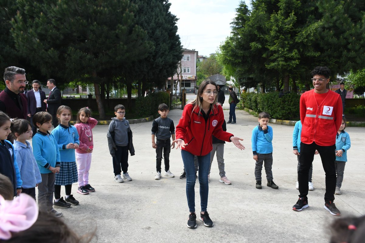 Trafik ve ilkyardım haftası etkinliginde öğrencilerimize lokma ikramı yapan Kızılay Sakarya şubesine Genç Kızılaya Etkinlik için ambulans gönderen Sakarya il sağlık müdürlüğüne teşekkür ederiz.
<a href="/OzilLevent/">Dr. Levent Özil🇹🇷🇹🇷🇹🇷</a> 
<a href="/ozkan_meb/">Özkan AVCI</a> 
<a href="/cemalunal_/">C.ÜNAL</a>
