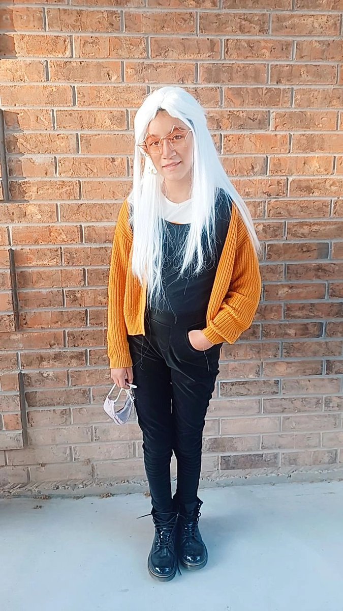 Miss_Lili_Med's tweet photo. 🤩💫
#hayleywilliams &amp; #selena
The STAARS of  @ctwpanthers 
⭐⭐⭐⭐⭐⭐⭐⭐⭐⭐⭐
#spiritweek #dressupweek #schooldays #learningisfun #AreYouSmarterThanA5thGrader https://t.co/sADahJBxxh