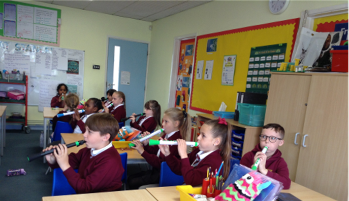 HoltFarmJunSch's tweet photo. Year 3 are having music lessons delivered by a music specialist from ECC. Seb and Gwen said, ‘This week we started playing a really cool instrument called a dood. It is a cross between a flute and a recorder. We cannot wait to learn more next week’. https://t.co/Q5n20Os4bM