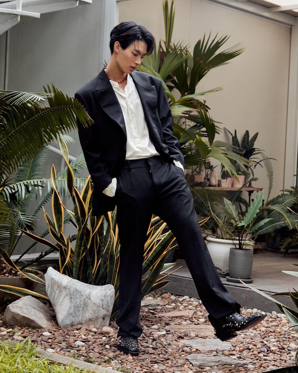 DreamBL_PT's tweet photo. A colecção Primavera/Verão 2022 da Dolce Gabanna foi lançada e contou com algumas caras conhecidas para a sua campanha! (1/2)

Fotos de @winmetawin e @dew_jsu
[cr. ellementhailand ig]

#Dolcegabbana 
#Winmetawin #Dew_jsu 
#DGSS22 #DGLight #DGLightTherapy #DGThailand #DGBox #DG3 https://t.co/sUSR6lV2aN