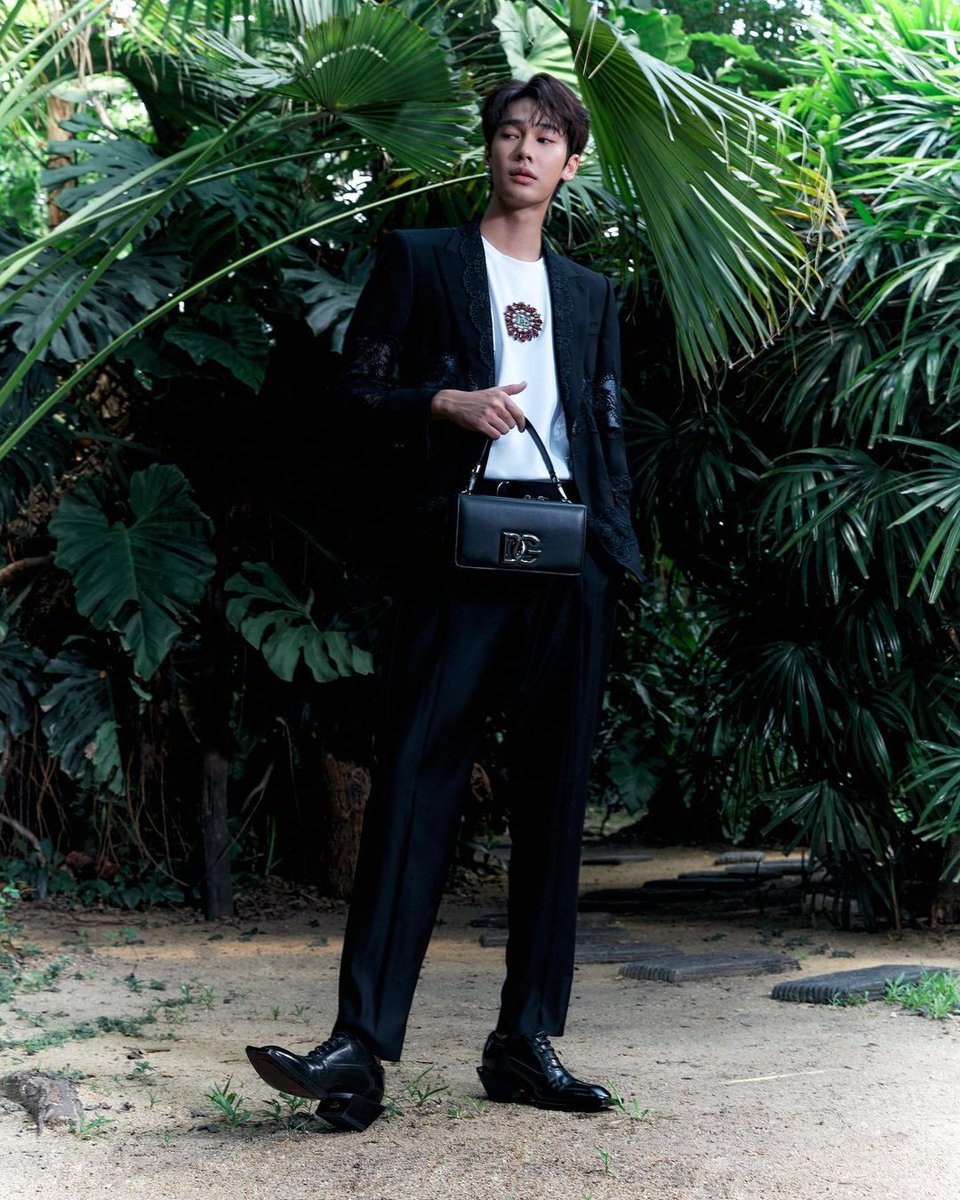DreamBL_PT's tweet photo. A colecção Primavera/Verão 2022 da Dolce Gabanna foi lançada e contou com algumas caras conhecidas para a sua campanha! (1/2)

Fotos de @winmetawin e @dew_jsu
[cr. ellementhailand ig]

#Dolcegabbana 
#Winmetawin #Dew_jsu 
#DGSS22 #DGLight #DGLightTherapy #DGThailand #DGBox #DG3 https://t.co/sUSR6lV2aN