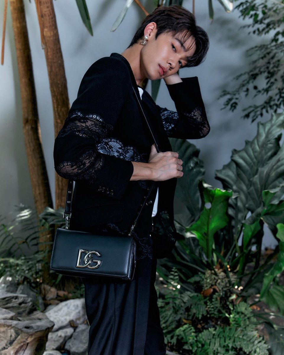 DreamBL_PT's tweet photo. A colecção Primavera/Verão 2022 da Dolce Gabanna foi lançada e contou com algumas caras conhecidas para a sua campanha! (1/2)

Fotos de @winmetawin e @dew_jsu
[cr. ellementhailand ig]

#Dolcegabbana 
#Winmetawin #Dew_jsu 
#DGSS22 #DGLight #DGLightTherapy #DGThailand #DGBox #DG3 https://t.co/sUSR6lV2aN