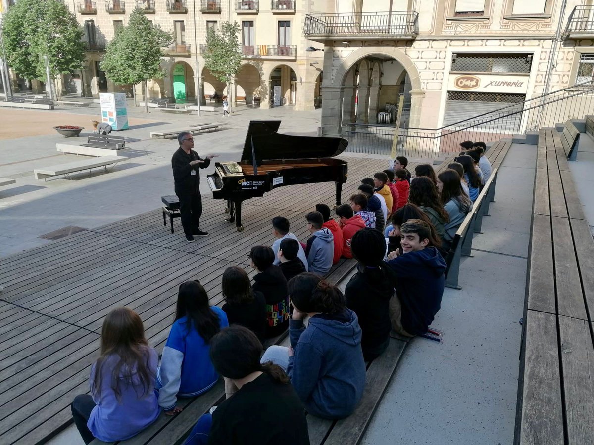 mariacanals_bcn's tweet photo. 🎶Engeguem la tarda amb més activitats!

🎹Avui el Maria Canals #PortaCua a #Manlleu.😍

#MCB #MariaCanals #OFFConcurs @ajManlleu @AmicsMusicaMan https://t.co/aLdgY2hSAE