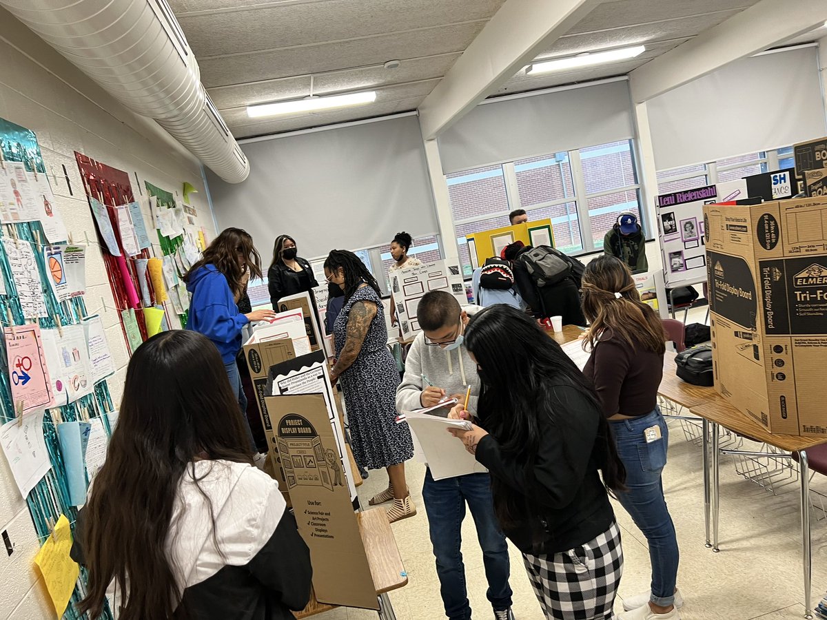 MrsPrinz_AP's tweet photo. Students in Mr. Whong’s PCA class presented their research project boards this morning. They had the opportunity to present to other English classes as well as teachers. Awesome job!! @GrahamRedDevils @amcclary #GrahamGreat https://t.co/IUeIBaXghA