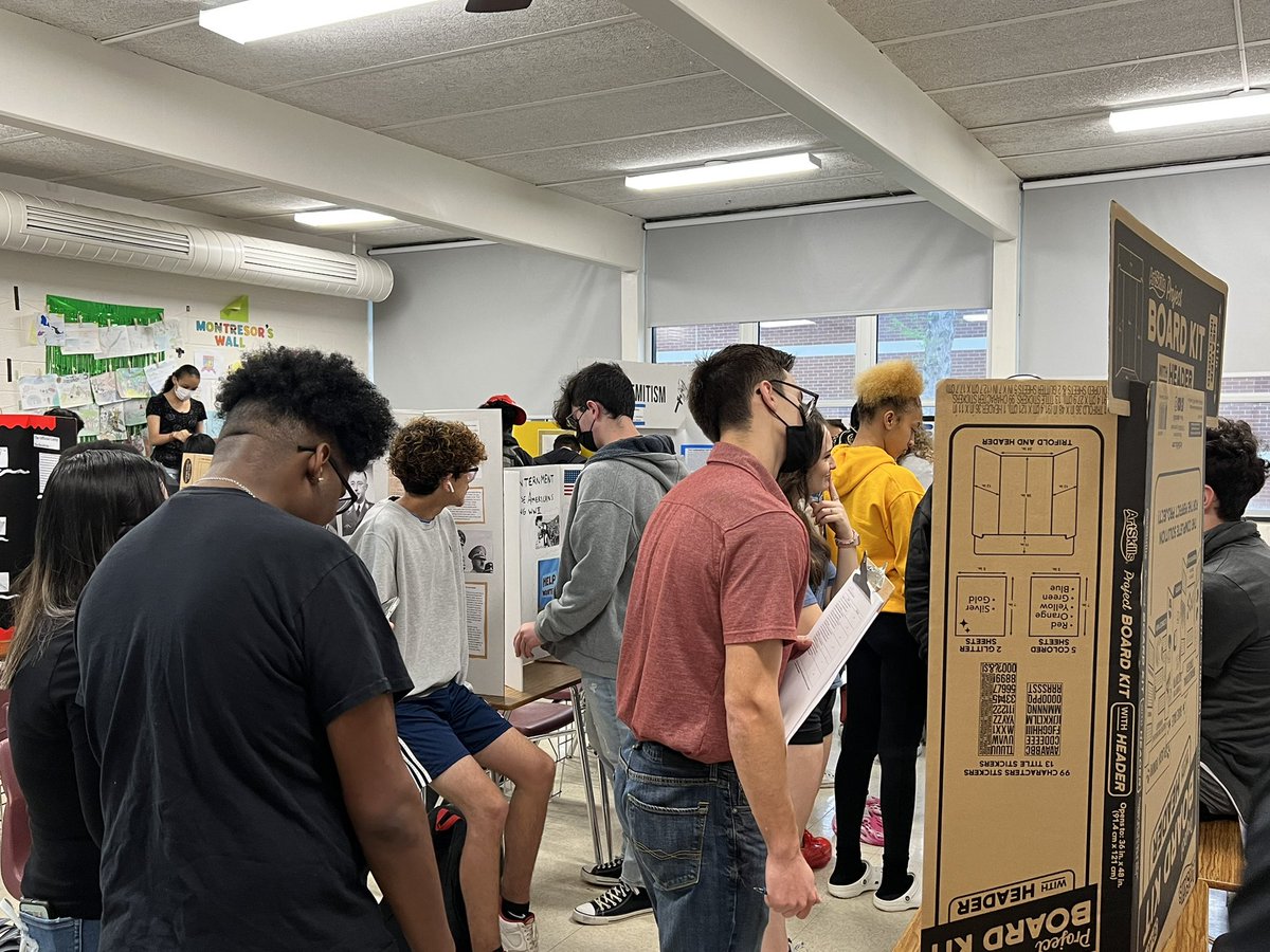 MrsPrinz_AP's tweet photo. Students in Mr. Whong’s PCA class presented their research project boards this morning. They had the opportunity to present to other English classes as well as teachers. Awesome job!! @GrahamRedDevils @amcclary #GrahamGreat https://t.co/IUeIBaXghA