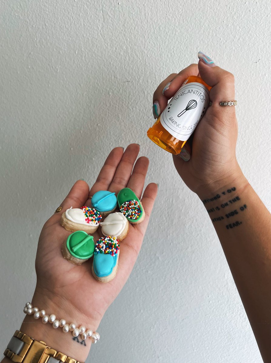 encantitospr's tweet photo. Rx (En)cantitos a sus órdenes.👩🏼⚕️💊
Orden realizada para la Asociación de Farmacia de la UPRM.💚
#Encantitos #ApoyaLoLocal #UPRM #Pills #MiniCookies #Cookies #Rx #pharmacylife https://t.co/i1WGtmrtsA