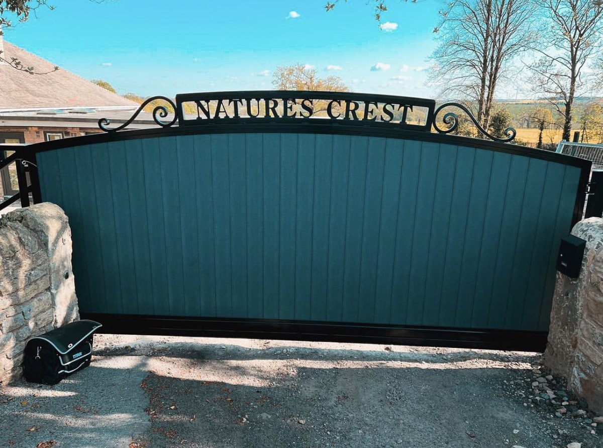 sustainaboard's tweet photo. Even the forgotten tool bag can’t ruin this incredible picture! 

@totalqualitysecurity created this work of art and finished it with Anthracite Grey Sustainaboard.

#sustainaboard #sustainability #synthetic #gates #gatesofinstagram #automatedgates #electricgates #compositegates https://t.co/dMcJkr62Pc