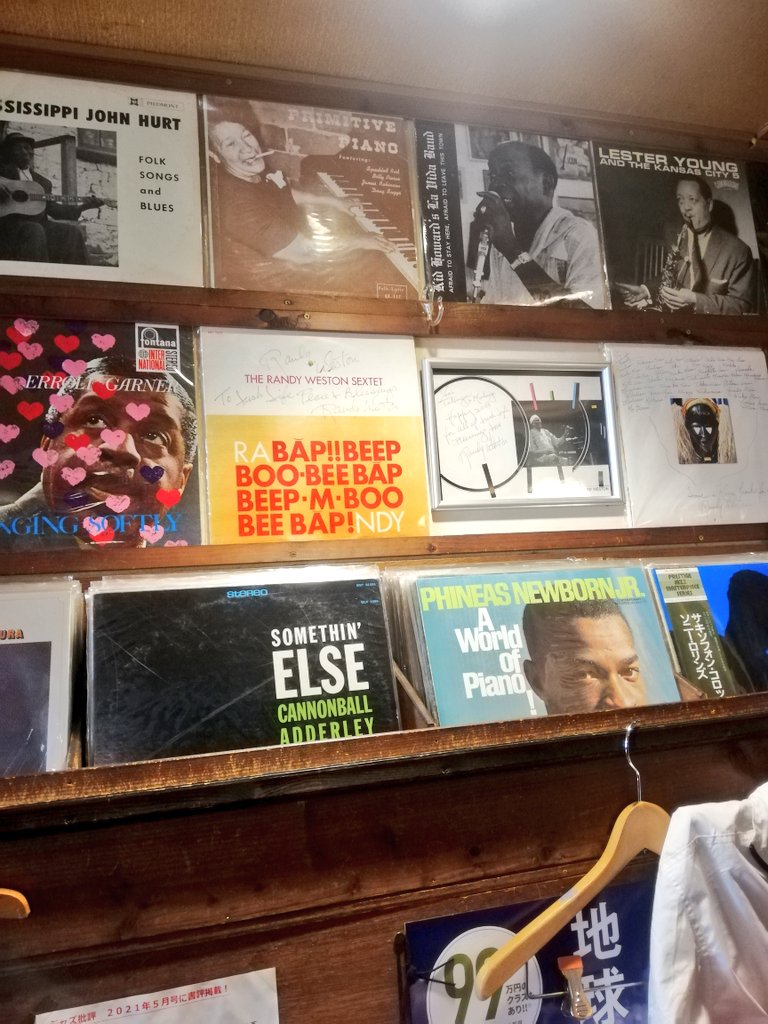 waKnDpBnuOda2tE's tweet photo. 京都RUSH LIFE 行って来ました マスターと奥さんが気さくなかたでジャズを聴きながら良い時を過ごせました #ジャズ喫茶 #RushLife #JAZZ https://t.co/jcMMl6kBpI