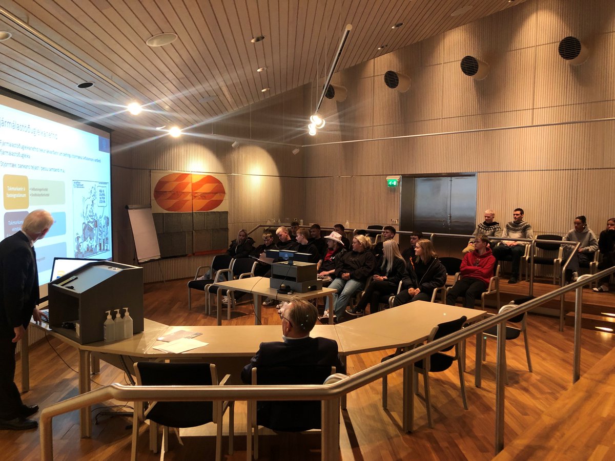 Í skólastarfi er mikilvægt að vera í tengslum við umhverfið og takast á við viðfangsefni samtímans. MS-ingar í inngangsáfanga í hagfræði heimsóttu Seðlabanka Íslands og fræddust um verðbólgudrauginn og stýrivexti.
#hagfræðiogstærðfræðibraut #msund #hagfræði