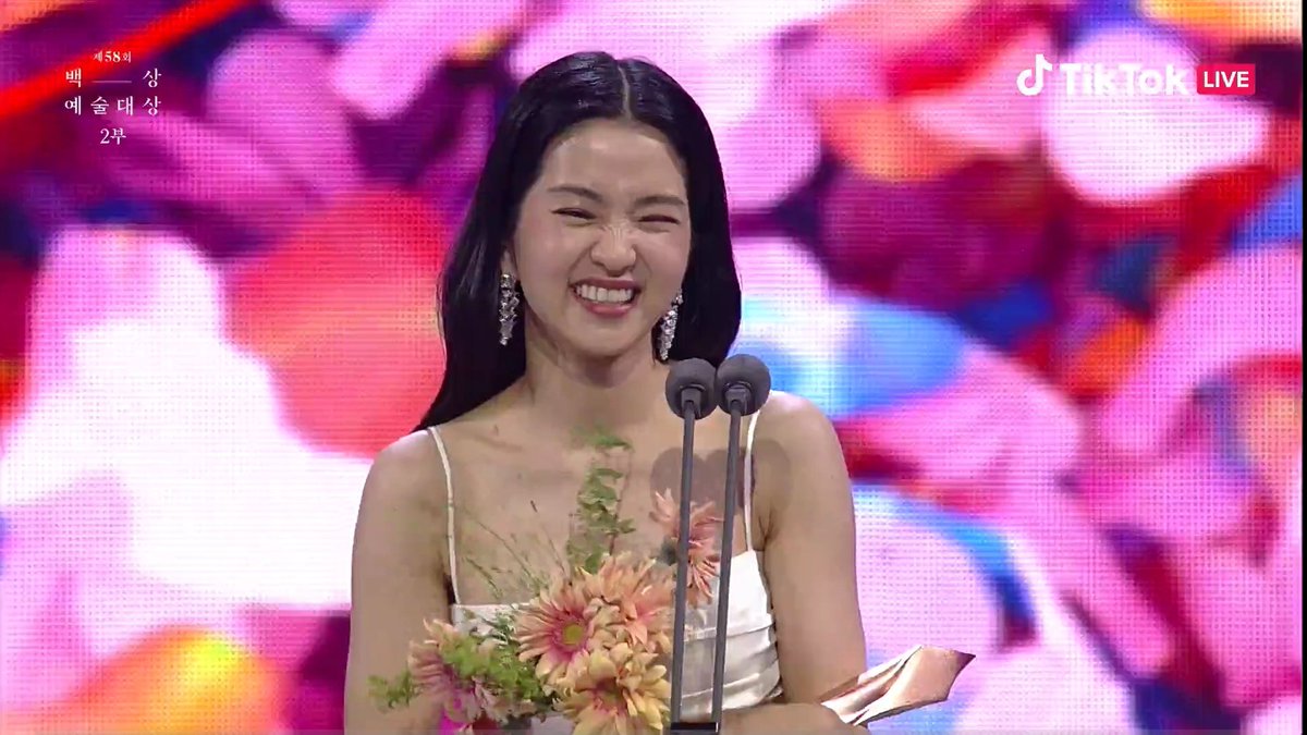 withdramas's tweet photo. Congratulations to #KimTaeri  #TwentyFiveTwentyOne for winning Best Actress Award (Drama) at 58th Baeksang Arts Awards  #BaeksangArtsAwards2022 

Her reaction was priceless.. She was about to cry.. My girl deserves it yall https://t.co/m9eWiaycR7