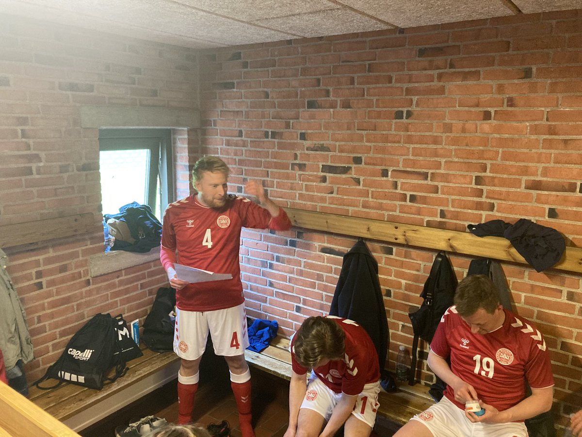 dksportsjour's tweet photo. Kl 17.00 er der kick off i Hedensted, når Presselandsholdet møder det lokale oldboys-hold som åbning på årets byfest. @KraulDR med stærkt taktisk oplæg. #sportsjournalister https://t.co/OJtYi5UNtZ