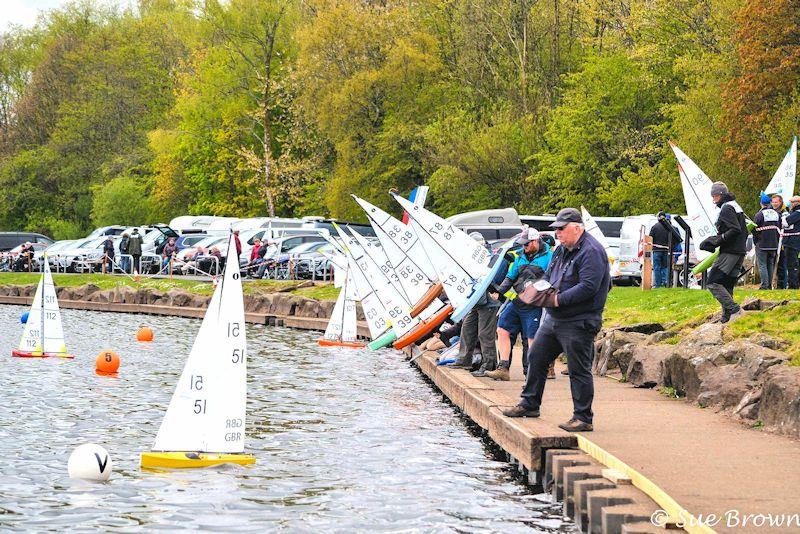 yandyfeed's tweet photo. UK IOM National Championship : 57 entries from the UK and 8 from overseas race at Castle Semple Loch @iomclass_org @ModelYachtingUK @CastleSempleSC @GBRIOM @IrishIOMclass @classe1m https://t.co/kyRv3C3eYD https://t.co/dwWeZfFWGa